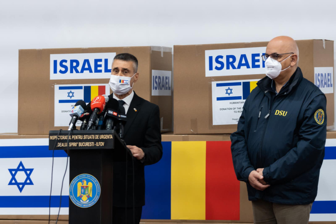 Israelul a donat României 40 de concentratoare de oxigen. E.S. David Saranga, ambasadorul Israelului în România, alături de Raed Arafat, șeful Departamentului pentru Situații de Urgență (DSU). Sursă foto: David Saranga @officialFacebook 