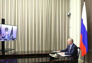 Imagini de la videoconferința dintre președintele american Joe Biden și președintele rus Vladimir Putin. Sursă foto: Kremlin