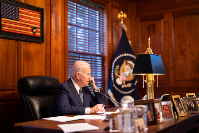 Joe Biden, președintele Statelor Unite ale Americii, în timpul unei conversații telefonice cu Vladimir Putin, președintele Federației Ruse. Sursă foto: @WhiteHouse @official