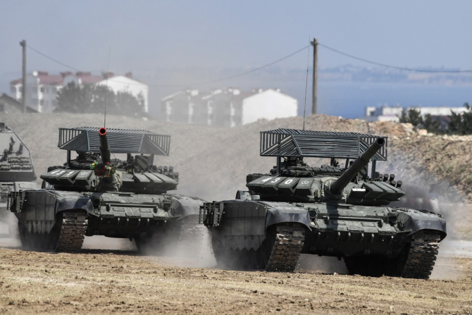 Tancuri rusești T-72 cu sisteme de protecție improvizate deasupra turelelor. Sursă foto: Vpk.name