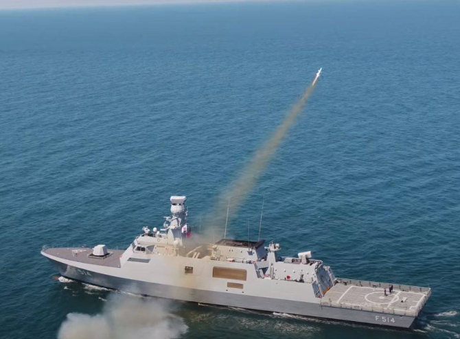 Corveta turcă TCG Kinaliada din clasa ADA, lansând o rachetă Atmaca ASM. Sursă foto: Marina Turciei via NavalPost.com