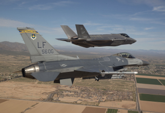 Un avion de generația a V-a F-35 Lightning II, zburând alături de un F-16 Fighting Falcon. Sursă foto: U.S. Air Force