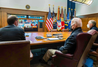 Președintele american Joe Biden, în timpul unei discuții prin videoconferință cu liderii militari americani, privind agresiunea rusă împotriva Ucrainei. Sursă foto: @Official @WhiteHouse