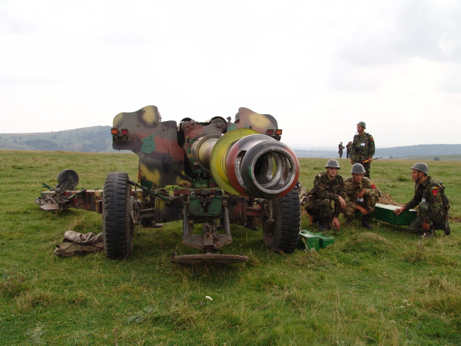 Obuzier de 152 mm gata de tragere, în timpul unor exerciții militare organizate de Armata României în 2005. Sursă foto: MApn