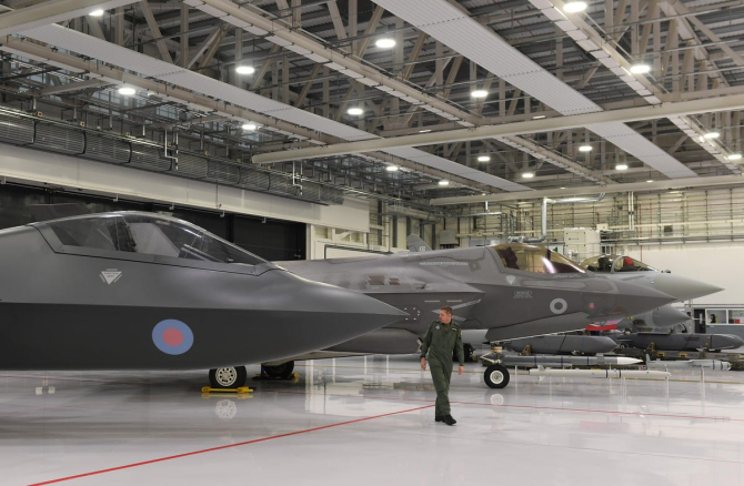Macheta avionului Tempest, alături de un F-35. Sursa Foto: Royal Air Force.