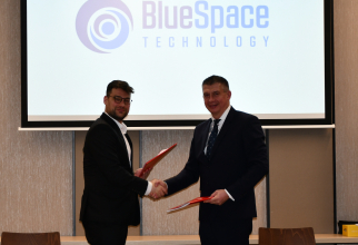 Foto: Filip Soka – CEO (Zetor Engineering) și Constantin Pintilie – CEO & Founder (BlueSpace Technology) în momentul semnării contractului de cooperare pentru dezvoltarea blindatului românesc VLAH