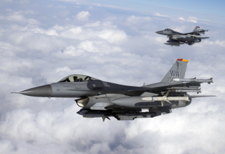 F-16 americane, deasupra Japoniei, într-o misiune din 2013. Sursă foto: U.S. Air Force