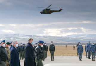 Klaus Iohannis, în vizită la Baza Aeriană de la Mihail Kogălniceanu, sursă foto: Administrația Prezidențială