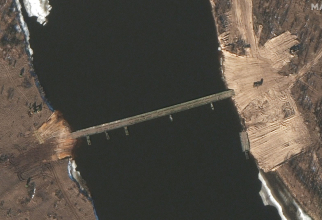 Pod de pontoane în Pripiat, la 6.5 kilometri de granița Belarusului cu Ucraina. Sursă foto: Maxar Technologies