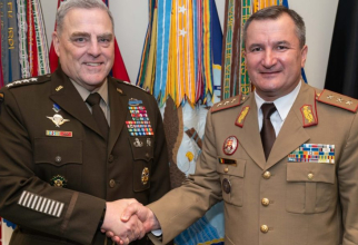 Şeful Statului Major al Apărării, generalul Daniel Petrescu, alături de preşedintele Comitetului Întrunit al Şefilor de State Majore din Armata Statelor Unite, generalul Mark A. Mille. Sursa Foto: SMAP Facebook.