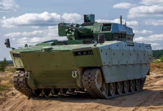 Vehiculul blindat amfibiu Borsuk NBPWP (New Floating Infantry Fighting Vehicle).