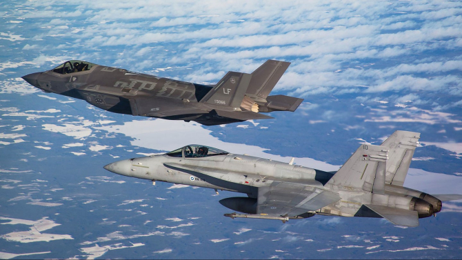 Un F-35 american și un F/A-18 finlandez, sursă foto: Forțele Aeriene Finlandeze via The Drive