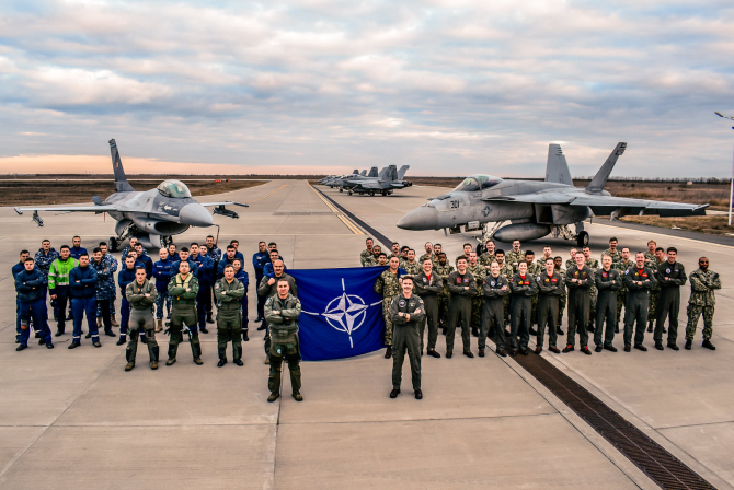 Piloți americani și aeronave  F/A-18 Super Hornet, dislocate în România. Sursă foto: MApN