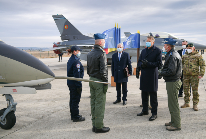 Klaus Iohannis, în vizită la Baza Aeriană de la Mihail Kogălniceanu, sursă foto: Administrația Prezidențială