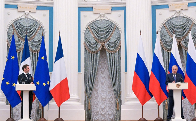 Președintele rus Vladimir Putin, în timpul discuțiilor cu președintele francez Emmanuel Macron, aflat în vizită oficială în Federația Rusă. Sursă foto: Kremlin