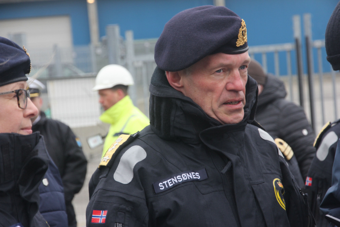 Şeful serviciului norvegian de informaţii militare, vice-amiralul Nils Andreas Stensones.