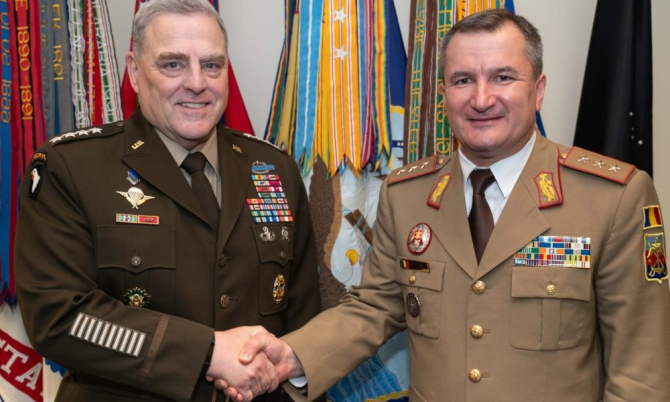 Şeful Statului Major al Apărării, generalul Daniel Petrescu, alături de preşedintele Comitetului Întrunit al Şefilor de State Majore din Armata Statelor Unite, generalul Mark A. Mille. Sursa Foto: SMAP Facebook.