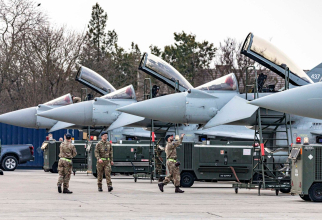 Patru aeronave Eurofighter Typhoon ale Forțelor Aeriene Regale Britanice (RAF) au aterizat miercuri, 30 martie 2022, în Baza 57 Aeriană de la Mihail Kogălniceanu. Sursa Foto: Forţele Aeriene Române.
