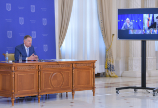 Președintele României Klaus Iohannis, în timpul videoconferinței organizată de preşedintele Consiliului European, Charles Michel, în pregătirea reuniunii Consiliului European de la Bruxelles, din 24 şi 25 martie. Sursă foto: Administrația Prezidențială