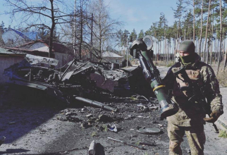 Un soldat al Ucrainei, după ce a distrus cu un sistem antitanc NLAW tehnică militară rusă ca urmare a invadării Ucrainei de către Rusia. Sursă foto: Ministerul Apărării din Ucraina