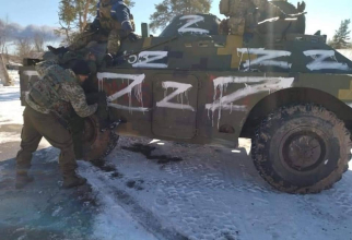 Soldați ucraineni, capturând un blindat al Armatei Rusiei însemnat cu lidera Z, simbolul invadării Ucrainei. Z vine de la „Za pobedy”, care înseamnă „Pentru victorie”. Sursă foto: Ministerul Apărării din Ucraina