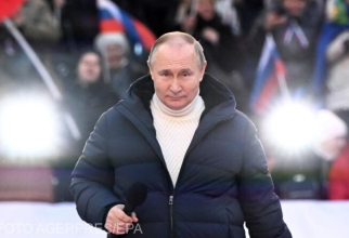 Președintele rus Vladimir Putin, în timpul discursului de pe stadionul din Moscova pentru susținerea războiului împotriva Ucrainei.