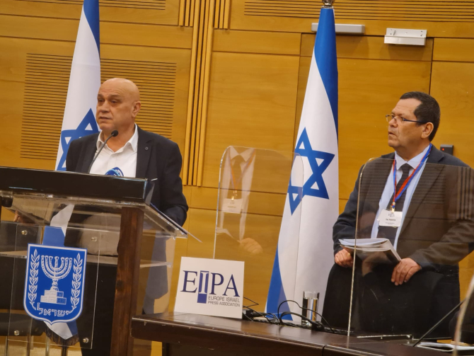 Ministrul arab din guvernul israelian Issawi Frej, în timpul întrevederii din Knesset cu presa internațională, eveniment la care a participat și DefenseRomania