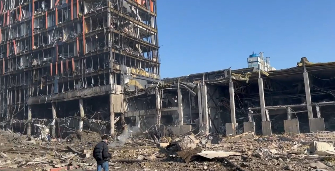 Mall-ul din Kiev distrus după ce trupele Federației Ruse au bombardat centrul comercial. Sursă foto: Captură video Twitter Paul Ronzheimer @ronzheimer