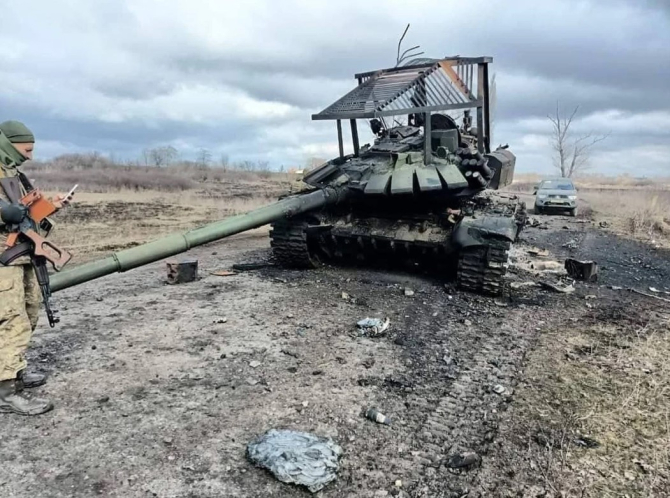 Un tanc T-72 al Rusiei, distrus de un sistem antitanc în Ucraina. Sursă foto: Ministerul Apărării din Ucraina