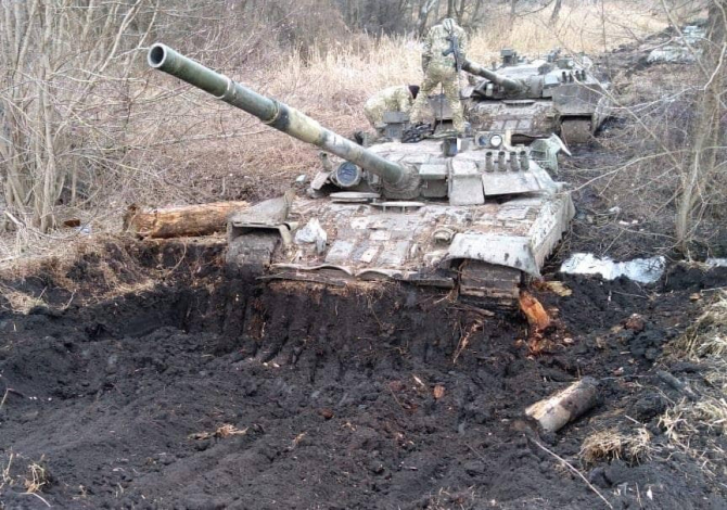 1. Tanc ruses... (tanc-rusesc-ucraina-tanc-ingropat_65494800.jpg)
