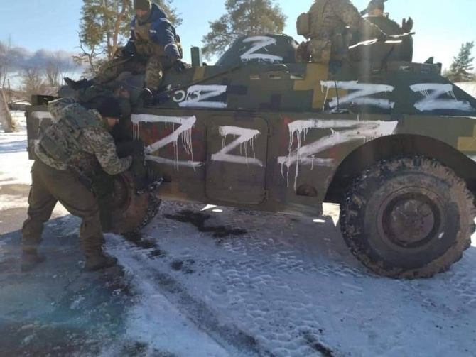 Soldați ucraineni, capturând un blindat al Armatei Rusiei însemnat cu lidera Z, simbolul invadării Ucrainei. Z vine de la „Za pobedy”, care înseamnă „Pentru victorie”. Sursă foto: Ministerul Apărării din Ucraina