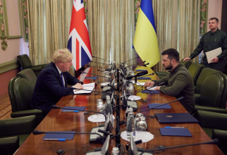 Premierul britanic Boris Johnson, alături de președintele Ucrainei, Volodimir Zelenski. Sursa foto: Administraţia prezidenţială de la Kiev.