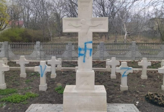 Cruci ale eroilor români căzuți în al Doilea Război Mondial, vandalizate la cimitirul de la Fălești din Republica Moldova. Sursă foto: Oleg Savva @Facebook via Deschide.md