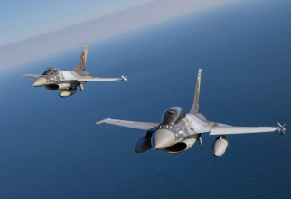 Două avioane de tip F-16 Fighting Falcon românești, deasupra Mării Negre. Sursă foto: Forțele Aeriene Române via NATO Allied Air Command