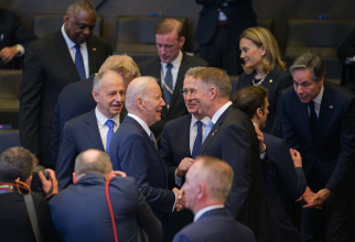 Președintele american Joe Biden și președintele român Klaus Iohannis, la un summit extraordinar NATO, alături de Jens Stoltenberg, secretarul general NATO și Mircea Geoană, secretarul general adjunct NATO. În imagine sunt și alți înalți oficiali americani