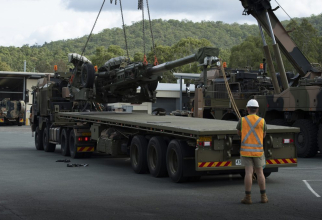 Un obuzier M777 este pregătit pentru a fi livrat Ucrainei. Sursa Foto Twitter: Departamentul Australian al Apărării.