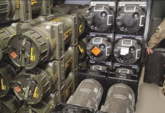 Containere cu sisteme de rachete antitanc Javelin şi NLAW, livrate către Forţele Armate Ucrainene la începutul lunii martie. Sursa Fotot: Twitter - Ukraine Weapons Tracker.