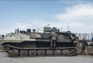 Vehicul militar rusesc, parte a sistemului de comandă și control complet automat Barnaul-T, capturat de militarii ucraineni. Sursa Foto: Facebook - Biroul de presă al Forțelor Armate ale Ucrainei.