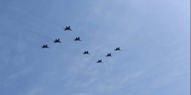 Pentru că spectacolul propagandistic de anul acesta să fie şi mai grotesc, avioanele vor zbura pe cerul Moscovei în formaţie sub forma literei ,,Z’’ - un simbol al războiului pe care Rusia îl poartă în aceste zile împotriva Ucrainei. Sursa Foto: RIA Novos