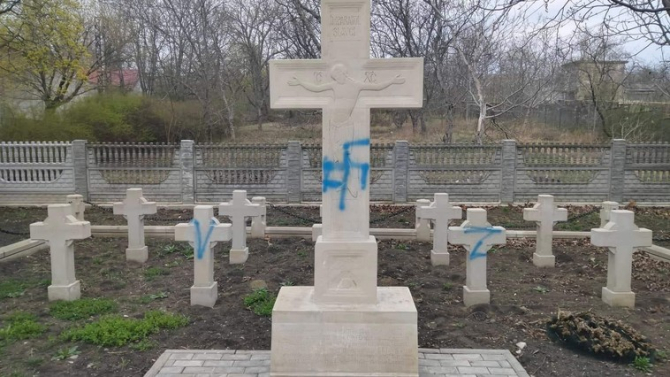 Cruci ale eroilor români căzuți în al Doilea Război Mondial, vandalizate la cimitirul de la Fălești din Republica Moldova. Sursă foto: Oleg Savva @Facebook via Deschide.md