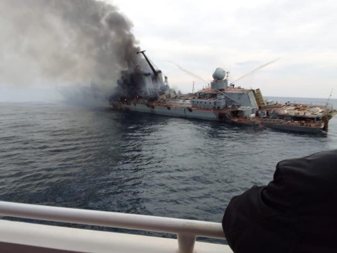 Crucișătorul Moskva, fumegând. Nava amiral a Flotei ruse a Mării Negre e surprinsă la puțin timp după ce a fost lovită de două rachete lansate din sistemul anti-navă ucrainean Neptun. Imaginea foto nu are sursă, fiind cel mai probabil realizată de o perso
