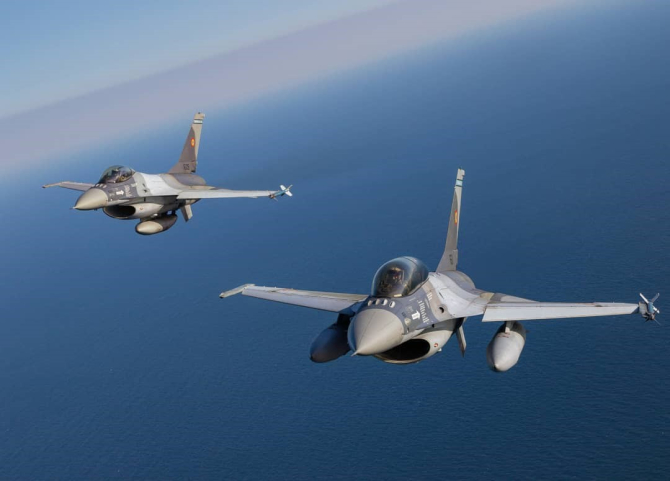 Două avioane de tip F-16 Fighting Falcon românești, deasupra Mării Negre. Sursă foto: Forțele Aeriene Române via NATO Allied Air Command