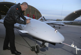 Președintele turc Recep Tayyip Erdogan, „semnând” o dronă turcă Bayraktar. Sursă foto: Administrația prezidențială de la Ankara