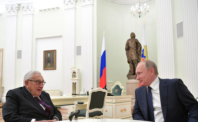 Henry Kissinger și președintele rus Vladimir Putin, în timpul unei întrevederi la Moscova în 2017. Sursă foto: Kremlin