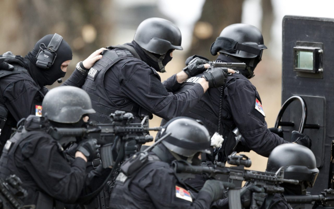 Membrii forțelor de securitate sârbe în timpul exercițiului antiterorist „Shield 2015” de la Belgrad. Sursa Foto: EPA/KOCA SULEJMANOVIC