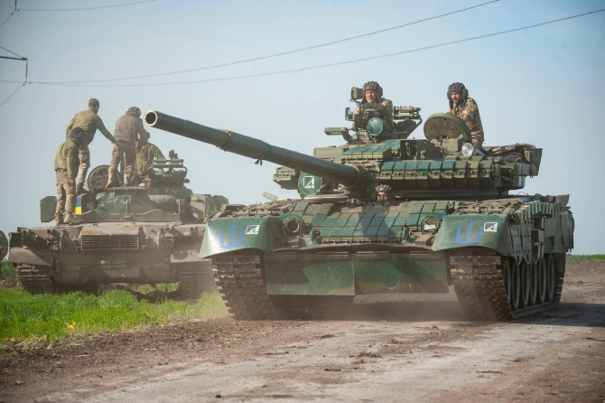 Paradă cu trofee de război, Mai 2022. Tancuri ruseşti T-80BVM și T-80BV capturate de militarii ucraineni. Sursa foto: Brigada 93 Mecanizată a Forţelor Terestre Ucrainene.