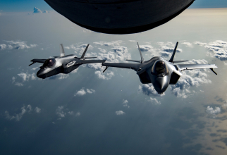 Două aeronave F-35 Lightning II americane, zburând într-o misiune deasupra Golfului Persic. Sursă foto: Lockheed Martin