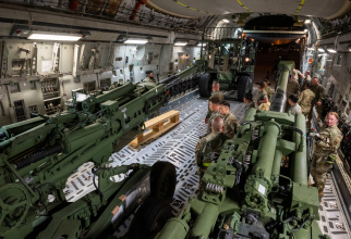 Obuziere americane M777, donate Ucrainei de SUA, în timpul unui transport militar. Sursă foto: Department of Defense