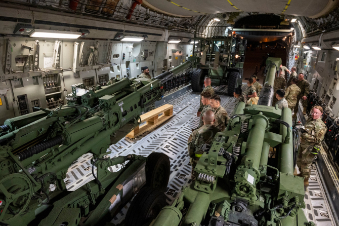 Obuziere americane M777, donate Ucrainei de SUA, în timpul unui transport militar. Sursă foto: Department of Defense