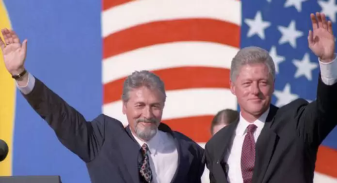 Emil Constantinescu, la vremea respectivă președintele României, alături de Bill Clinton, la vremea respectivă președintele Statelor Unite ale Americii. Foto din timpul vizitei din 1997 a liderului american la București